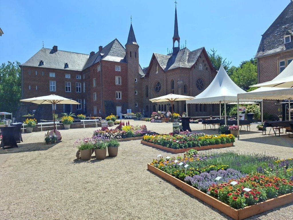 Florensis „feiert mit Freunden“ und zeigt Stauden und B&B